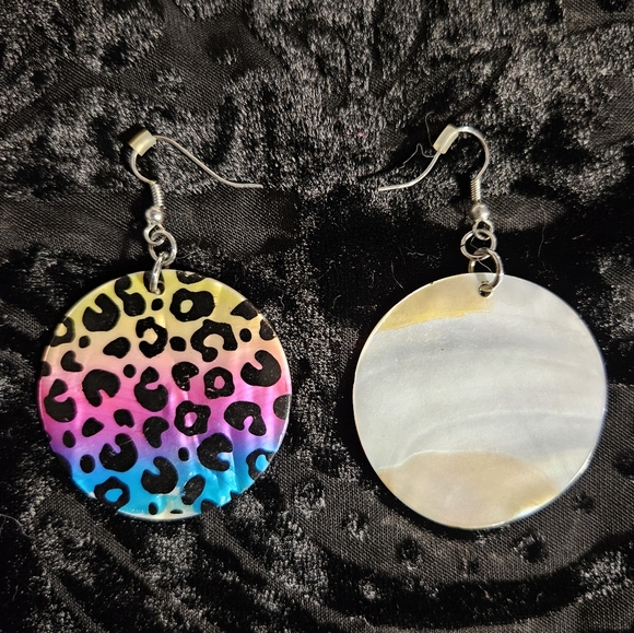 Shell Earrings Painted with Rainbow Leppard Spots - Picture 4 of 4